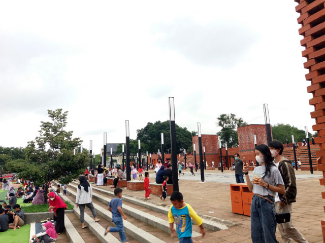 Suasana di kawasan Alun-alun Majalengka yang ramai dikunjungi warga sejak diresmikan pada Senin (8/2/2021). (Oki Kurniawan)