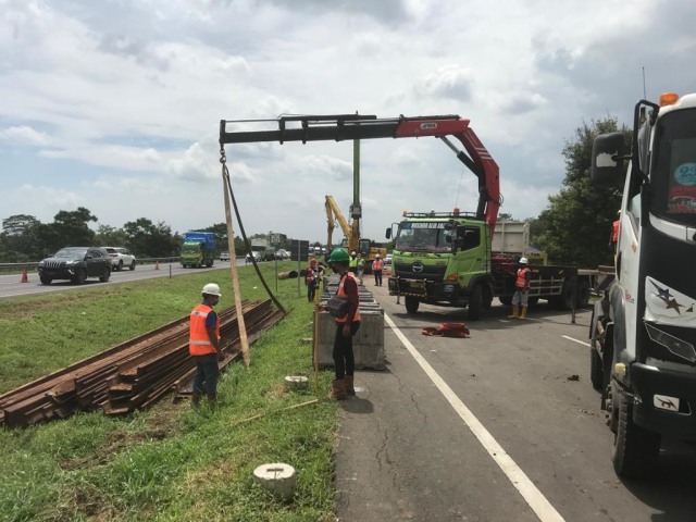 Proses perbaikan jalan amblas di Tol Cipali KM 122. Foto: Astra Cipali