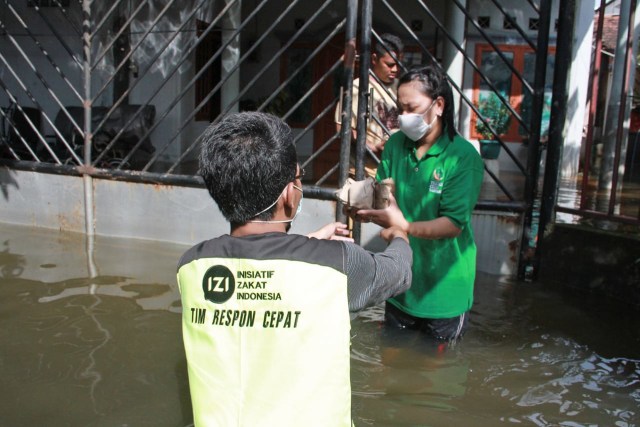Inisiatif Zakat Indonesia Bantu Penyintas Banjir Semarang Yang Belum Surut 