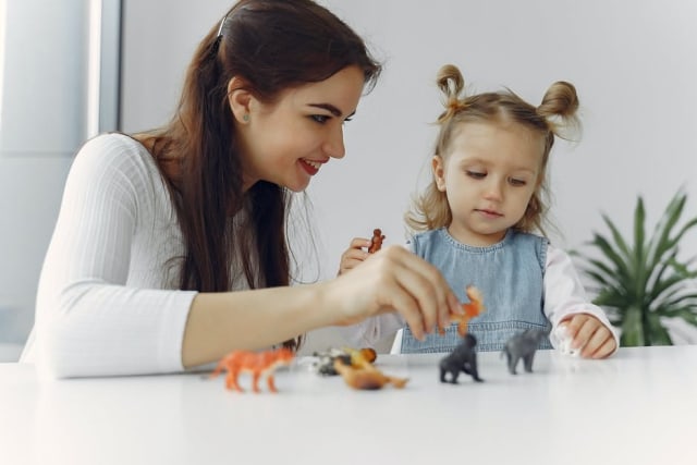Ilustrasi anak sedang bermain bersama ibu. Foto: Pexels