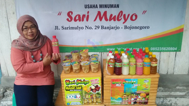 Ana, warga Kelurahan Banjarejo, Kecamatan Bojonegoro Kota, pemilik brand Sari Mulyo dengan berbagai varian minuman yang dia jual. (foto: vera/beritabojonegoro)