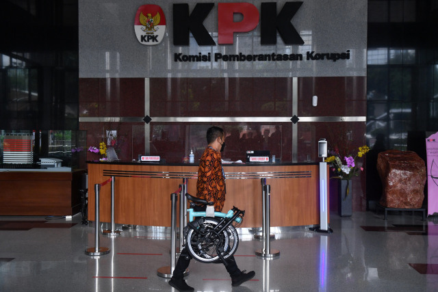 Petugas membawa sepeda merek Brompton yang diserahkan perantara anggota Komisi II DPR Fraksi PDIP Ihsan Yunus, Agustri Yogasmara di Gedung KPK, Jakarta, Rabu (10/2). Foto: Sigid Kurniawan/ANTARA FOTO