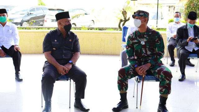 Danrem Lilawangsa dan Bupati Aceh Tengah saat meninjau pelaksanaan vaksinasi corona perdana di Aceh Tengah. Foto: Dok. Laung/TNI