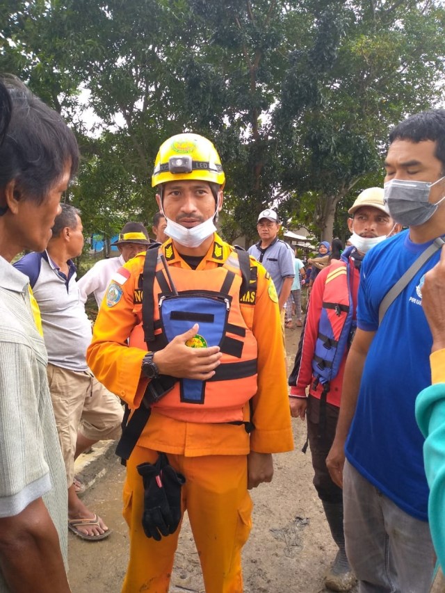 Evakuasi korban banjir Pamanukan, Subang. Foto: SAR Bandung