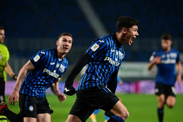 Gelandang Atalanta Matteo Pessina melakukan selebrasi setelah mencetak gol pada pertandingan leg kedua semifinal Piala Italia Atalanta vs Napoli di stadion Azzurri d'Italia di Bergamo. Foto: Miguel Medina/AFP