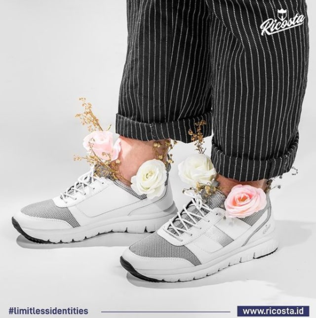 Ricosta, sepatu asli Surabaya ini dibanderol dengan harga Rp 350 ribuan saja.