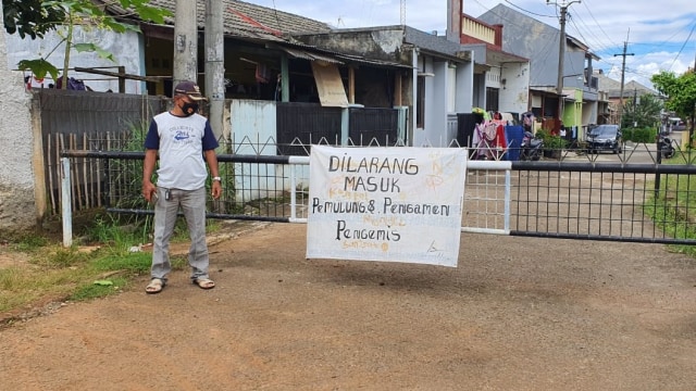 Akses masuk ke perumahan Bumi Sawangan Indah yang ditutup untuk cegah penularan COVID-19. Foto: Dok. Istimewa