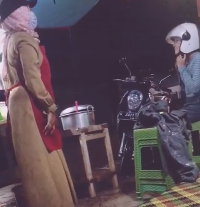 Ibu penjual seblak menolong perempuan kehujanan. (Foto: @zizikii/TikTok)