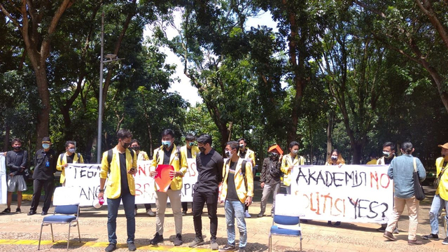 Badan Eksekutif Mahasiswa (BEM) Universitas Negeri Semarang (Unnes) ramai-ramai memberikan kartu merah bagi rektor karena tetap memberikan gelar Doktor Honoris Causa bagi eks napi tipikor Nurdin Halid. Foto: kumparan