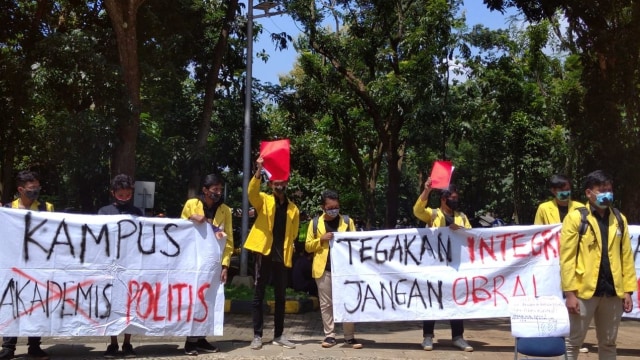 Badan Eksekutif Mahasiswa (BEM) Universitas Negeri Semarang (Unnes) ramai-ramai memberikan kartu merah bagi rektor karena tetap memberikan gelar Doktor Honoris Causa bagi eks napi tipikor Nurdin Halid. Foto: kumparan