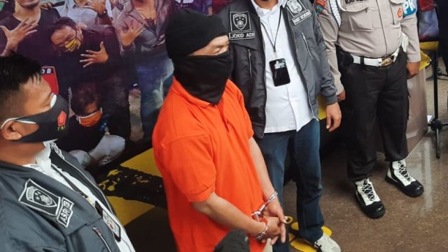 Polisi menunjukkan tersangka penusukan Plt Kadisparekraf DKI Jakarta.  Foto: Dok. Istimewa