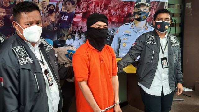 Polisi menunjukkan tersangka penusukan Plt Kadisparekraf DKI Jakarta.  Foto: Dok. Istimewa