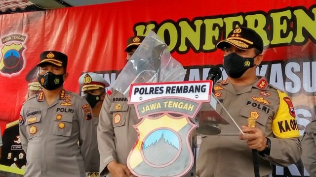 Polisi tangkap pembunuh satu keluarga pemilik Padepokan Ongko Joyo di Rembang. Foto: Dok. Istimewa