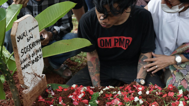 Sejumlah keluarga dan kerabat saat menghadiri pemakaman personil OM PMR, Yuri Anurawan di TPU Gandaria Tengah, Jakarta, Kamis, (11/2/2021). Foto: Ronny
 Foto: Ronny
