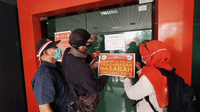 Nasabah korban polis asuransi AJB Bumiputera Malang melakukan unjuk rasa menuntut kejelasan perihal polis mereka, pada Kamis (11/2/2021). Foto: Ulul Azmy