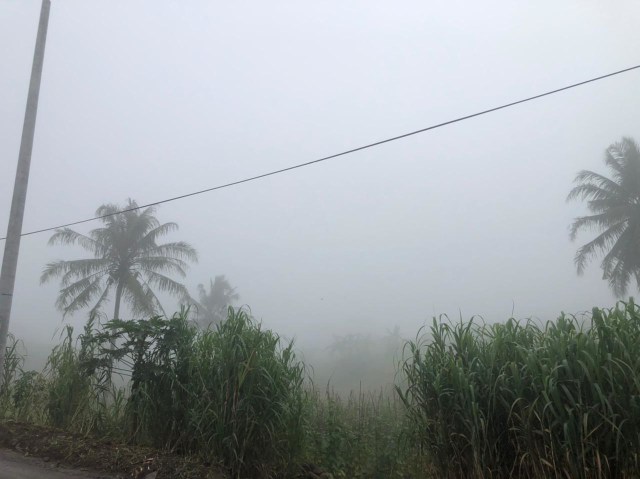 Tampak matahari dan kabut tebal di Kecamatan Kemiling, Kota Bandar Lampung. Kamis (11/2) | Foto: Bella Sardio/Lampung Geh