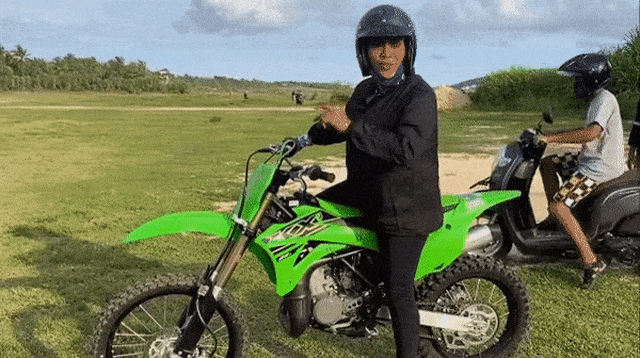 Aksi Susi Pudjiastuasi geber Kawasaki KX 85 Special Engine. Foto: Dok. Susi Pudjiastuti