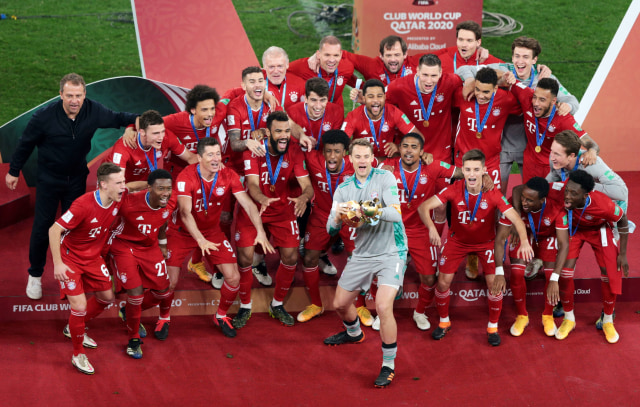 Para pemain Bayern Muenchen mengangkat trofi Piala Dunia Antarklub. Foto: Mohammed Dabbous/Reuters