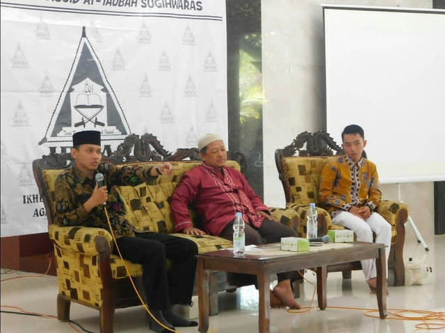 (Kiri) Muh. Thoriq Aziz Kusuma [Praktisi Studi Islam dan Arab, Dai Solo Raya]