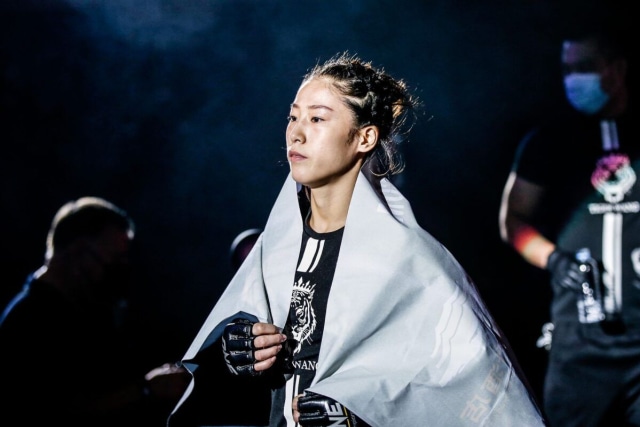 Meng Bo bersiap memasuki arena jelang laga menghadapi atlet MMA Indonesia Priscilla Hertati Lumban Gaol dalam ajang ONE: INSIDE THE MATRIX II tahun lalu (ONE Championship)