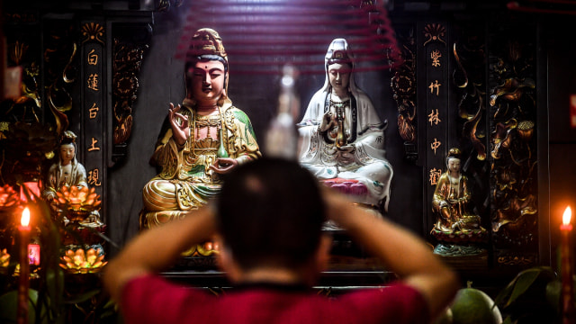 Warga keturunan Tionghoa melakukan ibadah sembahyang menyambut tahun baru Imlek 2572 di kawasan Klenteng Petak Sembilan, Jakarta, Jumat (12/2). Foto: Muhammad Adimaja/ANTARA FOTO
