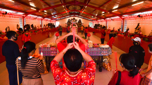 Warga keturunan Tionghoa melakukan ibadah sembahyang menyambut tahun baru Imlek 2572 di kawasan Klenteng Petak Sembilan, Jakarta, Jumat (12/2). Foto: Muhammad Adimaja/ANTARA FOTO