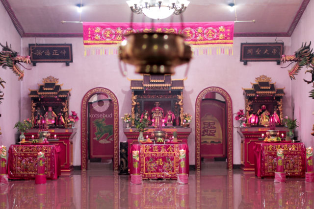 Altar di dalam Kelenteng Thian Hou Kiong, Ternate. Foto: Gustam Jambu/cermat