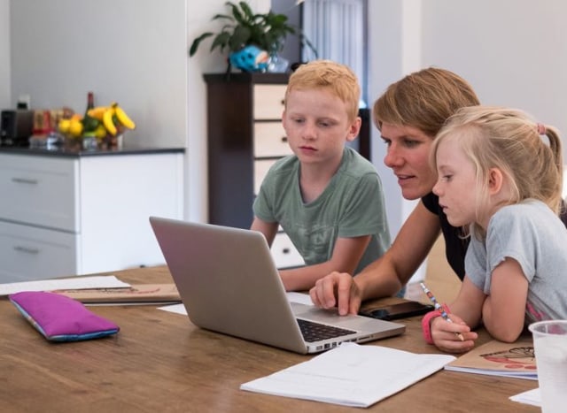 Ilustrasi belajar di rumah dengan pendampingan orang tua. Sumber: Telus