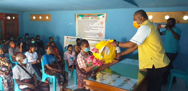 Penyerahan paket bantuan sembako bagi warga Desa Hale, Kecamatan Mapitaran oleh Ketua DPD Golkar Kabupaten Sikka, Gorgonius Nago Bapabeberapa waktu lalu. Foto: istimewa. 