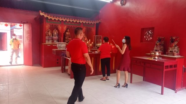 PENGURUS Kelenteng Hok Ann Kiong, Bengkalis, saat sembahyang dalam perayaan Imlek, Jumat (12/2/2021). 