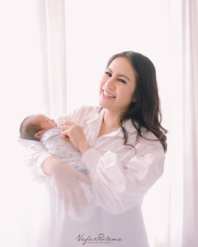 Momo Geisha dan putranya. Foto: Nafas Pertama via Instagram @therealmomogeisha