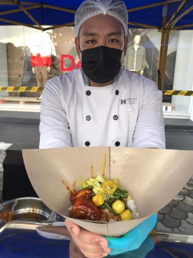 Viral hotel bintang 5 di Melaka, Malaysia, jualan nasi bungkus di pinggir jalan akibat pandemi. (Foto: Facebook/Melaka)