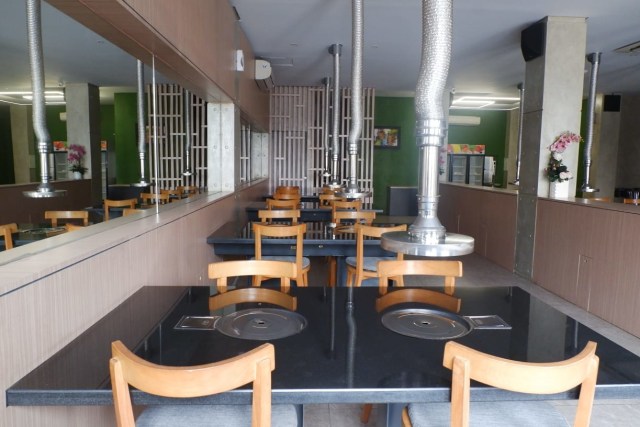 Tempat makan dengan metode grill di lantai 1 Roots di Jalan Diponegoro no 78, Gulak Galik, Kecamatan Teluk Betung Utara, Kota Bandar Lampung. Kamis (11/2). | Foto : Bella Sardio/Lampung Geh