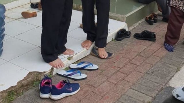Ilustrasi sandal saat hendak salat di masjid. (Foto: Dok. Andrinof)