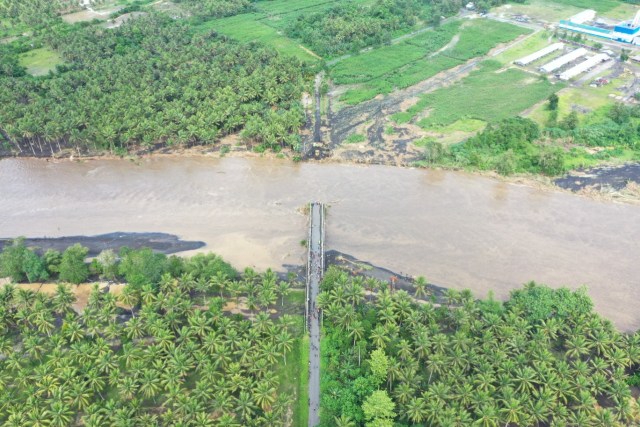 Kondisi jembatan baja yang membentang di atas Sungai Tiabo, Desa Ngidiho, Galela Barat, Halmahera Utara, Maluku Utara. Foto: dok. BWS Maluku Utara