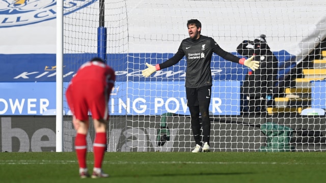 Penjaga gawang Liverpool Alisson saat melawan Leicester City pada pertandingan lanjutan Premier League di King Power Stadium, Leicester, Inggris. Foto: Michael Regan/Pool/REUTERS