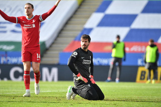 Penjaga gawang Liverpool Alisson saat melawan Leicester City pada pertandingan lanjutan Premier League di King Power Stadium, Leicester, Inggris. Foto: Paul Ellis/Pool/REUTERS