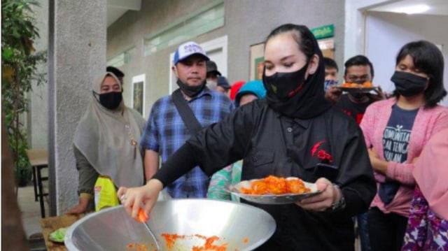 Oca Jameela saat pembukaan Ayam Geprek Jameela