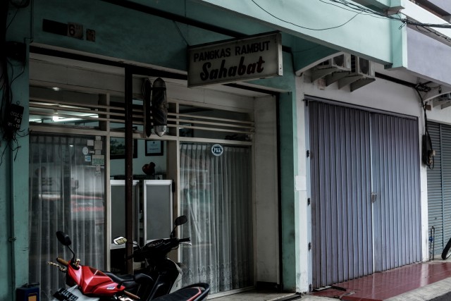 Pangkas Rambut Sahabat. Foto: Ben