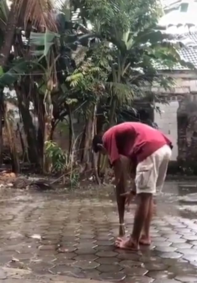 Viral pemuda di Yogyakarta gunakan sapu lidi untuk redakan hujan. (Foto: Instagram/@merapi_uncover)