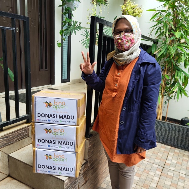 Donasi madu Bina Apiari. Foto: dok