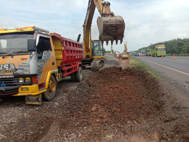 Pembuatan jalan sementara di KM 122 Tol Cipali arah Jakarta. Foto: ASTRA Tol Cipali