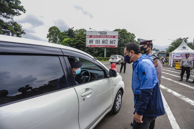 Wali Kota Bogor Bima Arya meninjau hari terakhir penerapan ganjil genap di Gerbang Tol Exit Baranangsiang, Minggu (14/2). Foto:  Pemkot Bogor