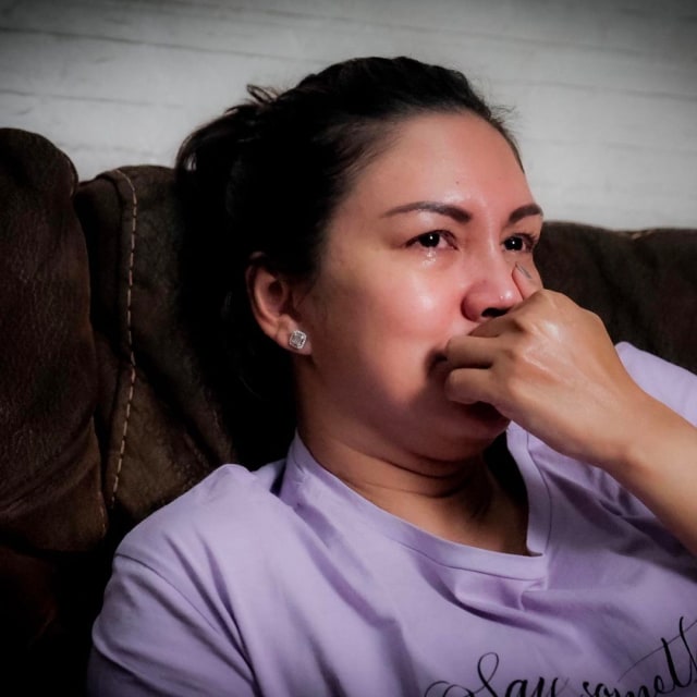 Donna Agnesia menangis saat menonton Ikatan Cinta. Foto: Instagram @darius_sinathrya.
