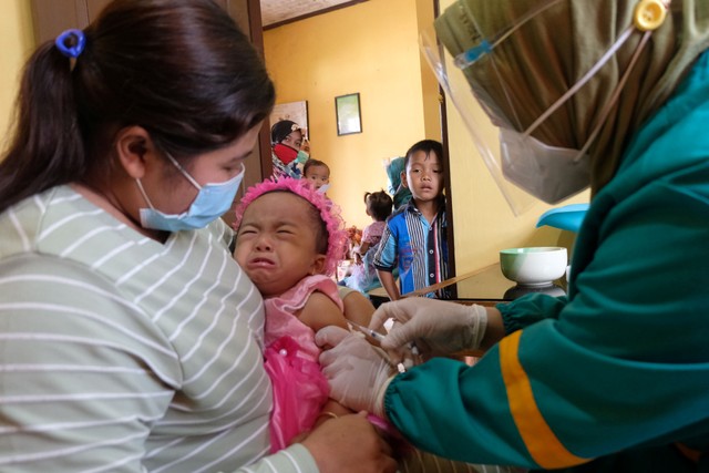 Petugas medis menyuntik vaksin inactivated poliovirus vaccine (IPV) pada seorang balita saat program imunisasi di Puskesmas Pembantu Desa Muntung, Candiroto, Temanggung, Jawa Tengah. Foto: Anis Efizudin/ANTARA FOTO