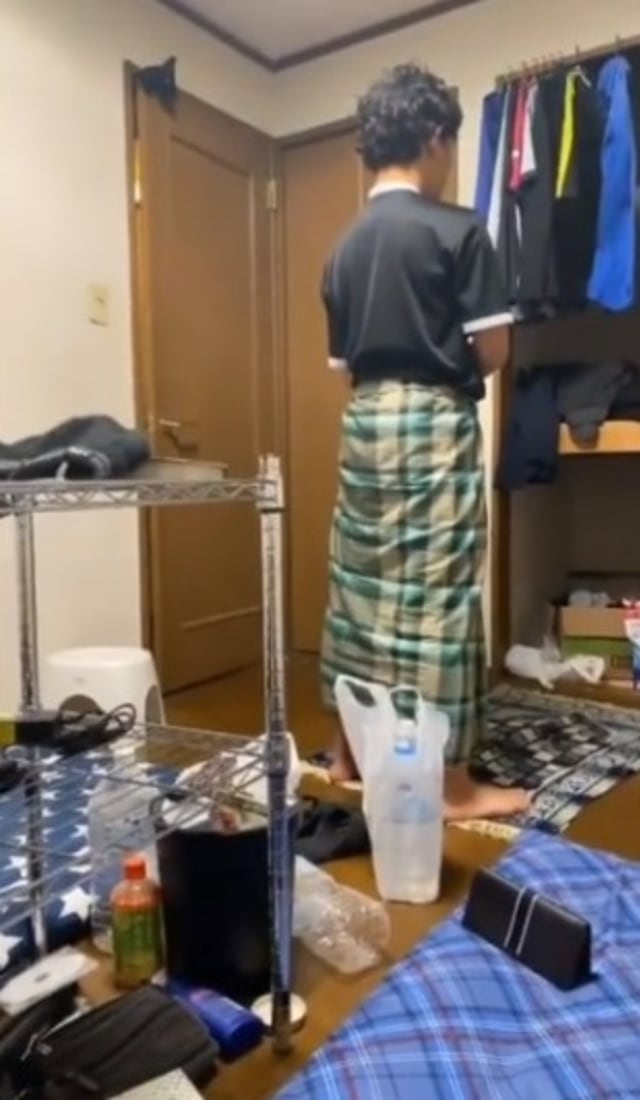 Viral pemuda Indonesia di Jepang tetap khusyuk menunaikan salat di tengah guncangan gempa. (Foto: Twitter/@Dikurn)