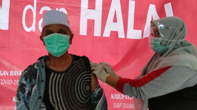 Syamsu (61 tahun) menjalani vaksinasi corona. Foto: Siti Aisyah/acehkini