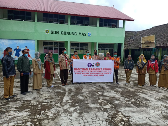 Kwarran Cisarua menerima bantuan dari Kwarcab Kabupaten Lebak kemudian disalurkan langsung ke SDN Gunung Mas, Puncak. (Kominfo Kwarcab Bogor)