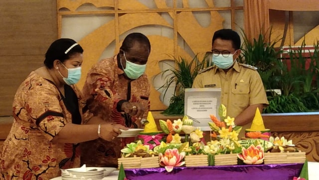 Bupati dan Wakil Bupati Sorong juga melakukan pemotongan tumpeng, untuk merayakan 4 tahun kepemimpinan mereka di Kabupaten Sorong, foto : Yanti/Balleo News