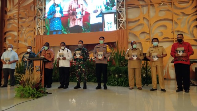 Launching buku biografi Bupati Sorong Johny Kamuru, Senin (15/2), bertempat di ACC Kabsor, foto : Yanti/Balleo News